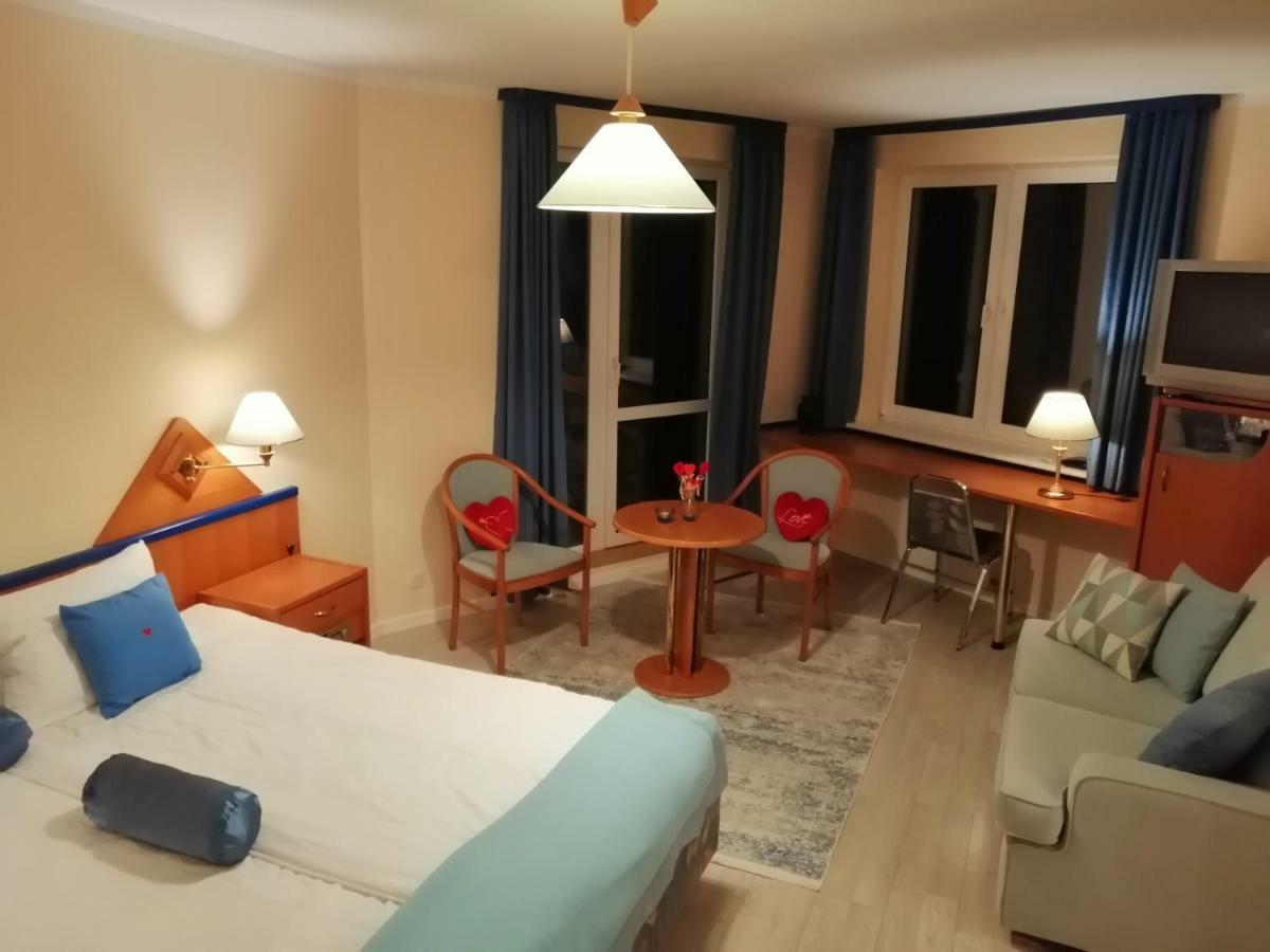 Cameo Apartment *